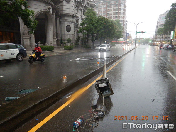 ▲▼快訊／台中藍寶堅尼「撞飛」路燈至少5公尺　駕駛：下雨打滑。（圖／記者李忠憲翻攝）