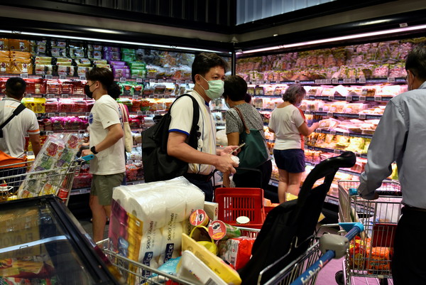▲▼新加坡5月中疫情反撲，防疫層級提升，民眾湧入超市搶購。（圖／路透）