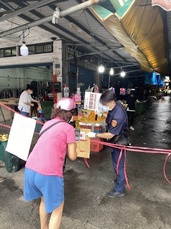 ▲▼新興警加強稽查傳統市場，警呼籲分流採買最安心。（圖／記者黃子倩翻攝）