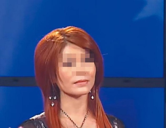 遭殺害的李姓女子是嘉義地方電視台歌唱節目主持人，有美魔女之稱。（翻攝信吉衛星電視台跨年晚會YouTube）