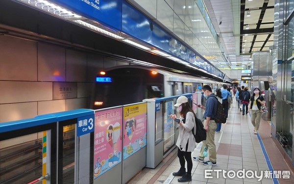 ▲▼新冠肺炎三級警戒 周一上班日 捷運站內情況 忠孝新生站 疫情 防疫。（圖／記者屠惠剛攝）