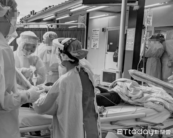 ▲▼台北市某醫院在戶外搭棚幫確診者插管急救，急診護理師脫下隔離衣後，裡面衣服濕透             。（圖／民眾提供）