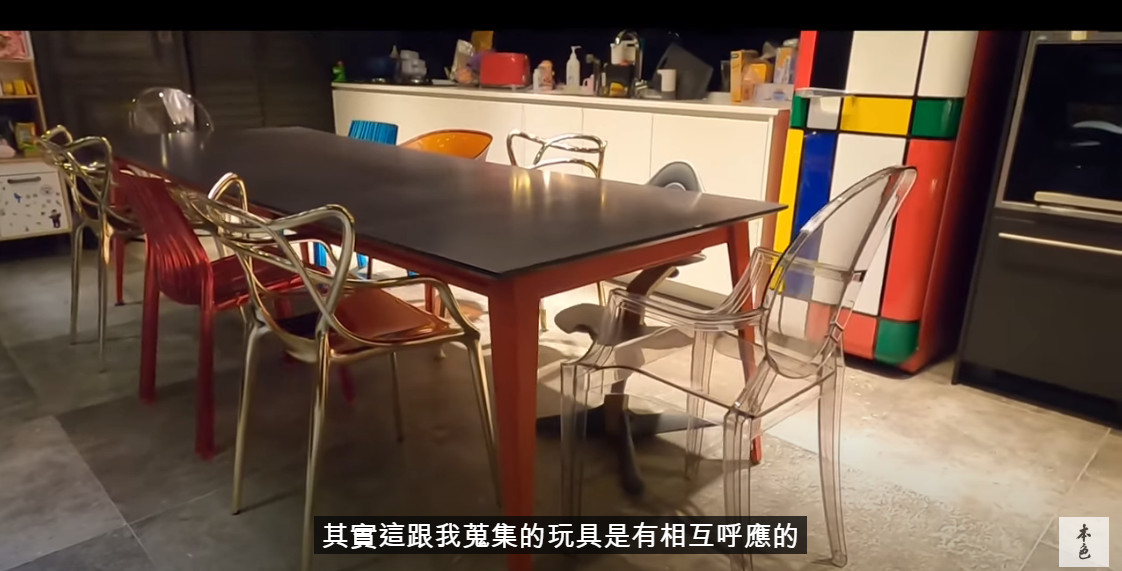 ▲▼熱狗的書桌及廚房。（圖／翻攝自YouTube／Truecolor本色音樂）