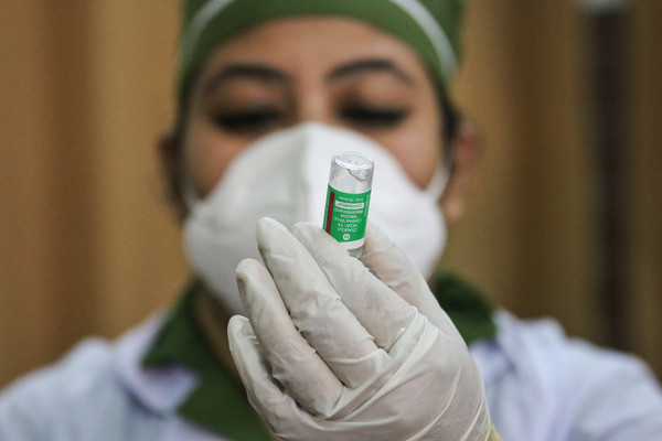 ▲▼科威特首座「免下車」疫苗接種中心正式啟用，圖為今年1月科威特醫護人員使用疫苗畫面。（圖／達志影像／美聯社）
