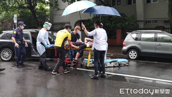 ▲▼台北市和平西路寧波西街口一輛BMW與馬自達發生碰撞，馬自達駕駛受困車內。（圖／記者黃彥傑攝）