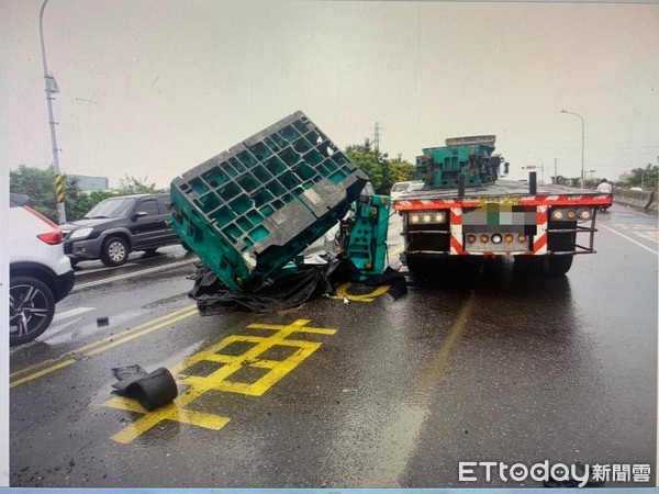 ▲1名陳姓男子駕駛營業貨運曳引車，於臨安街右轉台江大道時，疑似固定繩索斷裂，導致載乘貨物「大型模具」滑落，撞毀等紅燈的自小客車。（圖／記者林悅翻攝，下同）