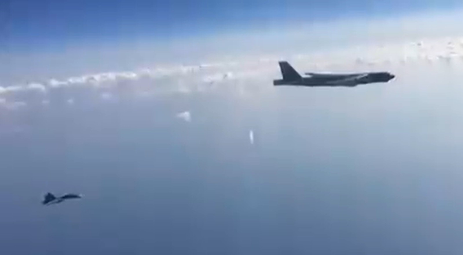 ▲▼美B-52H轟炸機2020年9月在黑海上空，俄國出動蘇愷-27（Su-27）戰機伴飛。（圖／翻攝自推特「@NikhilCh_」）