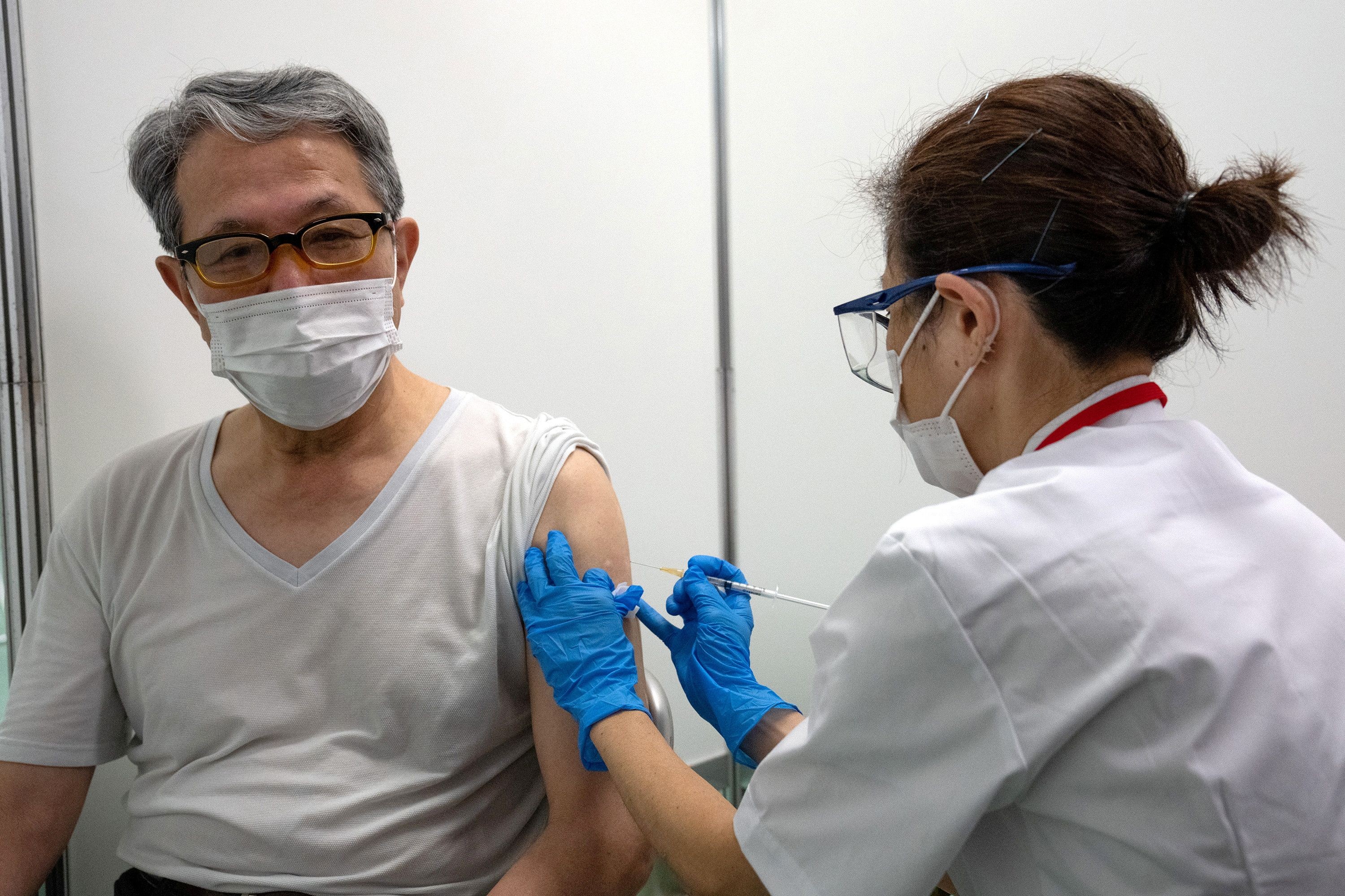 ▲▼日本將於21日起針對各企業與大學實施疫苗接種，老年人須優先施打。（圖／路透社）