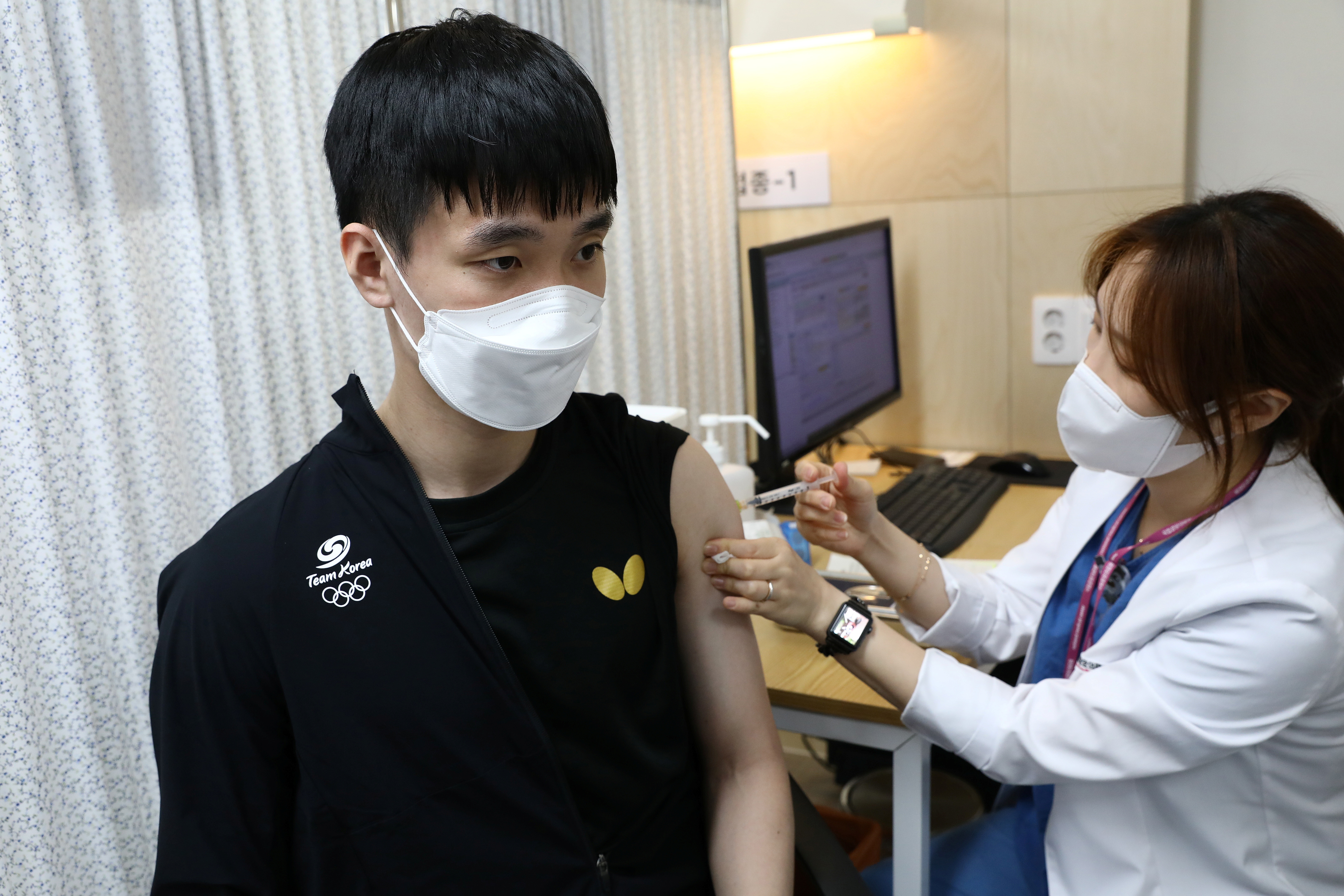 ▲▼南韓濟州島出現首例「突破性感染」，其已完成2劑輝瑞疫苗接種。（示意圖，非本人／路透社）