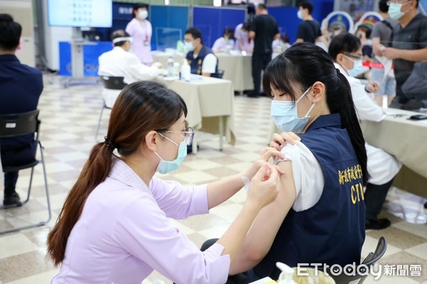 ▲侯友宜查看警察打疫苗。（圖／侯友宜）