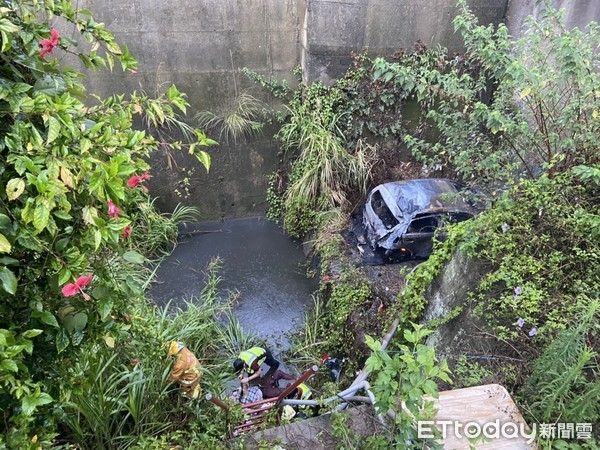 ▲▼救援人員趕緊將廖男送醫救治，整輛車也已付之一炬。（圖／記者黃孟珍翻攝）