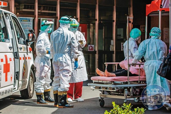 本土確診案例突破7,000人，病患過載成為一線醫護人員的難題。圖為台北市聯合醫院。