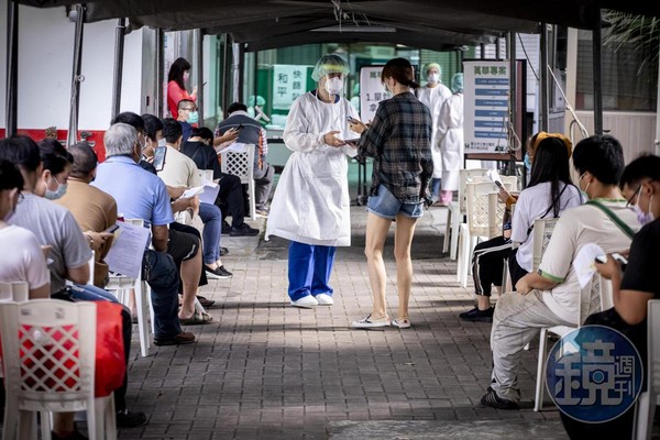 萬華是本次疫情首波重災區，圖為5月19日，大批民眾在和平醫院快篩站接受採檢。