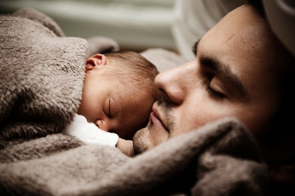 ▲▼父親和嬰兒。（圖／取自免費圖庫Pixabay）