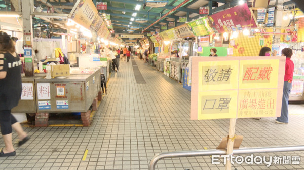 ▲汐止秀峰黃昏市場新冠肺炎人流管制▼             。（圖／記者張凱喨攝）
