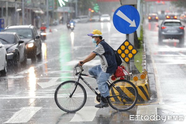 ▲▼受梅雨峰面及午後熱對流旺盛的影響，大台北地區午後下起傾盆大雨。（圖／記者湯興漢攝）