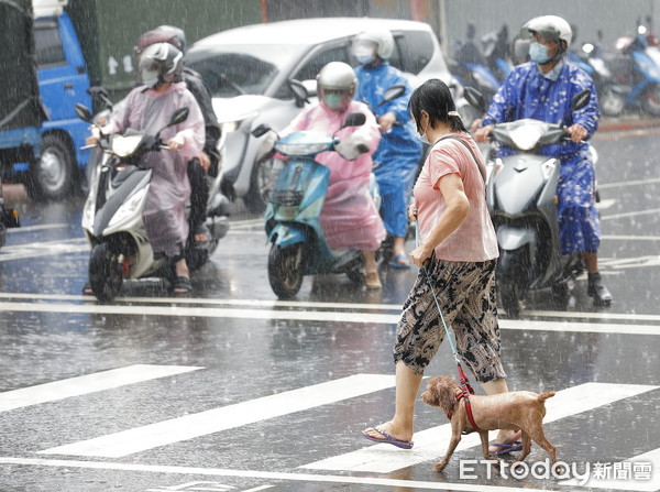 ▲▼受梅雨峰面及午後熱對流旺盛的影響，大台北地區午後下起傾盆大雨。（圖／記者湯興漢攝）