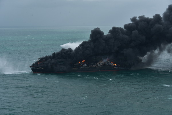 ▲▼斯里蘭卡火燒船引發環境災難。（圖／路透）