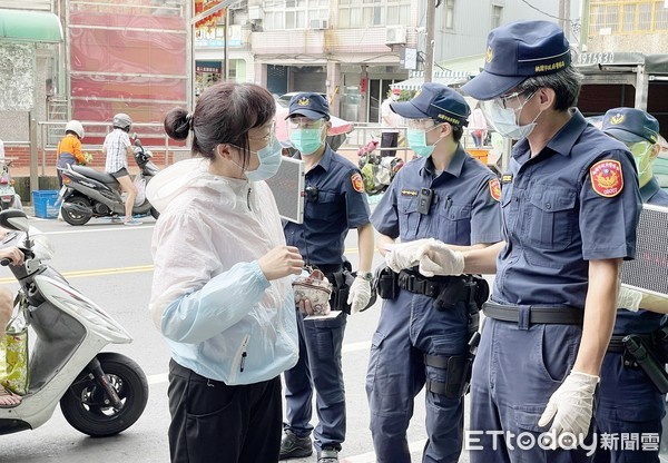 ▲桃園市平鎮警分局1日上午在傳統市場宣導單雙分流防疫政策，並向菜籃族進行解說。（圖／記者沈繼昌翻攝）