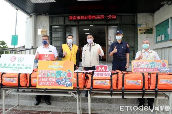 ▲台糖長榮酒店體恤警消人員的辛勞，準備243份愛心餐盒，由志工隊送交市警一分局及消防局第一大隊崇善分隊慰問，市長黃偉哲及警察局長方仰寧特別到場慰勉，並感謝台糖長榮酒店暖心。（圖／記者林悅翻攝，下同） 