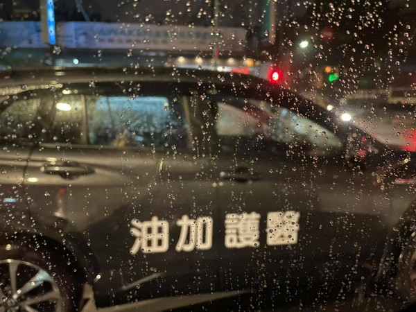 ▼柯文哲1日晚間視察醫院的路上，大雨中看到有車子寫著「醫護加油」。（圖／翻攝自Facebook／柯文哲）