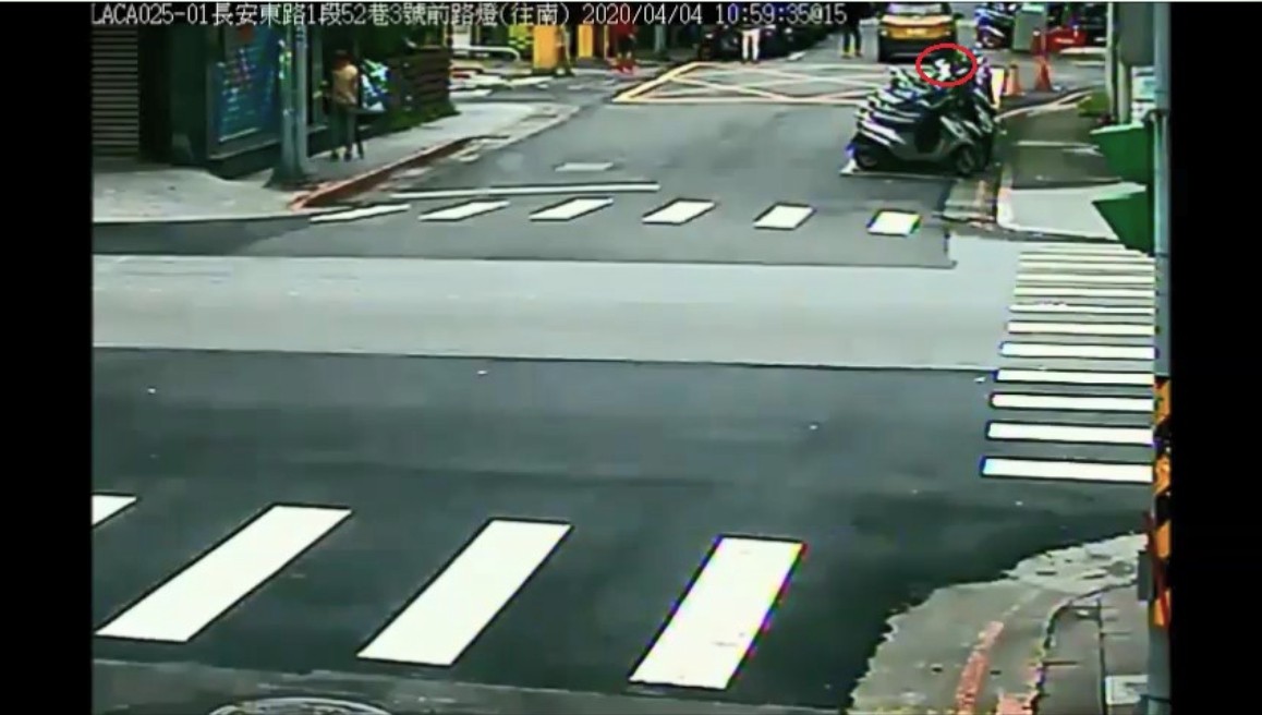 ▲▼計程車司機輾斃小狗，監視器畫面曝光。（圖／翻攝台北地院判決書）