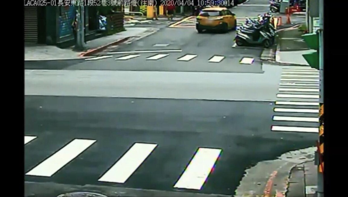 ▲▼計程車司機輾斃小狗，監視器畫面曝光。（圖／翻攝台北地院判決書）