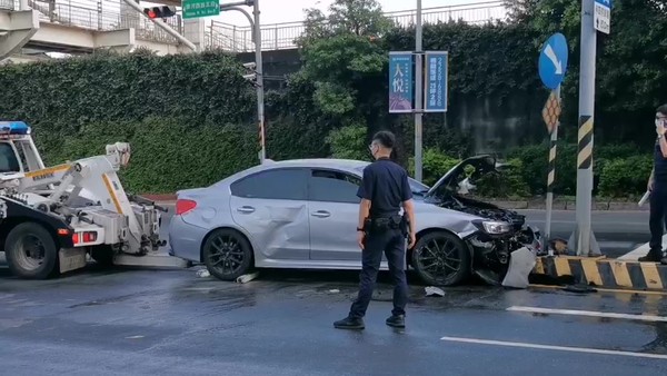 ▲▼東洋賓士閃機車自撞分隔島，車頭起火全毀。（圖／記者游宗樺翻攝）