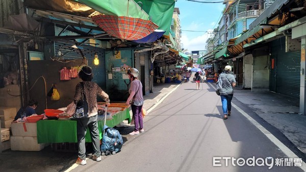 ▲▼興隆市場人流管制及市場人潮。（圖／記者呂佳賢攝）