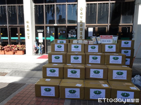 ▲財團法人佛教慈濟慈善事業基金會，暖心捐贈食品物資60箱給台南市衛生局，為防疫人員補充能量。（圖／記者林悅翻攝，下同）