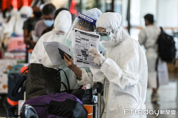 ▲立榮B7511旅客穿戴防疫裝備前往廈門。（圖／記者林敬旻攝）