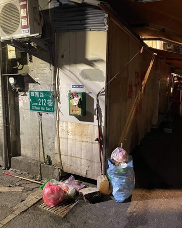 童仲彥說，疫情最嚴峻的前2週，被視為疫情重災區的茶室文化街宛如被遺忘的空城，街道上堆滿了垃圾。（翻攝台灣阿童&mdash;童仲彥臉書）