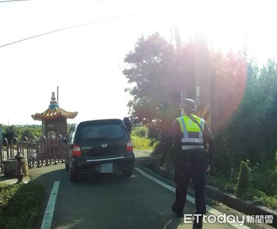 ▲仲介婦看農地誤信導航將車駛入死巷動彈不得。（圖／大園警分局提供）