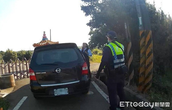 ▲▼員警馳援協助，指揮將車駛離死巷脫困。（圖／大園警分局提供）