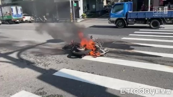 ▲▼宜蘭一機車與轎車相撞噴飛好幾公尺後起火燃燒。（圖／記者游芳男翻攝，下同）