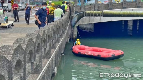 ▲基隆男跨護欄跳入田寮河 警消將人救上岸送醫。（圖／記者郭世賢翻攝）