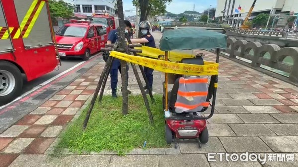 ▲基隆男跨護欄跳入田寮河 警消將人救上岸送醫。（圖／記者郭世賢翻攝）