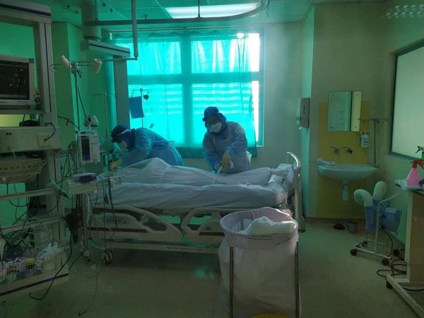 ▲馬來西亞醫護將去世的患者放入裹屍袋。（圖／翻攝自Facebook／Shahrin Sahbudin）