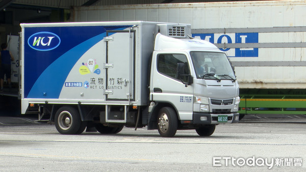 ▲▼新竹貨運,貨運站,貨車,送貨,貨車司機,宅配,物流,防疫,社區包裹,新冠肺炎,三級警戒管制,微解封,降二級,解封,Covid19。（圖／記者姜國輝攝）