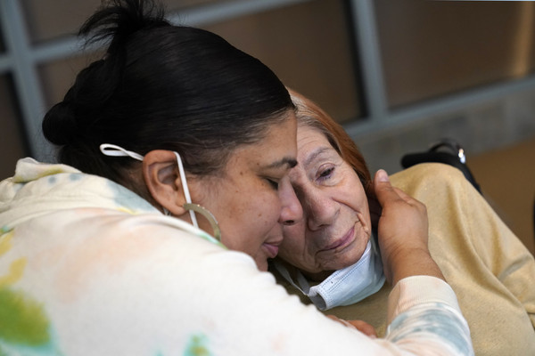 ▲▼ 美國紐約92歲老婦葛洛莉雅（Gloria DeSoto）住在養老院，2020年6月僅能隔著玻璃和家人見面；直到2021年3月開放正常探視，女兒睽違1年多擁抱母親。（圖／達志影像／美聯社）