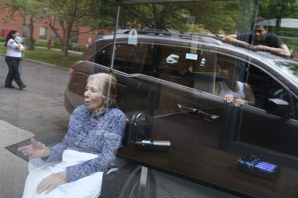 ▲▼ 美國紐約92歲老婦葛洛莉雅（Gloria DeSoto）住在養老院，2020年6月僅能隔著玻璃和家人見面；直到2021年3月開放正常探視，女兒睽違1年多擁抱母親。（圖／達志影像／美聯社）