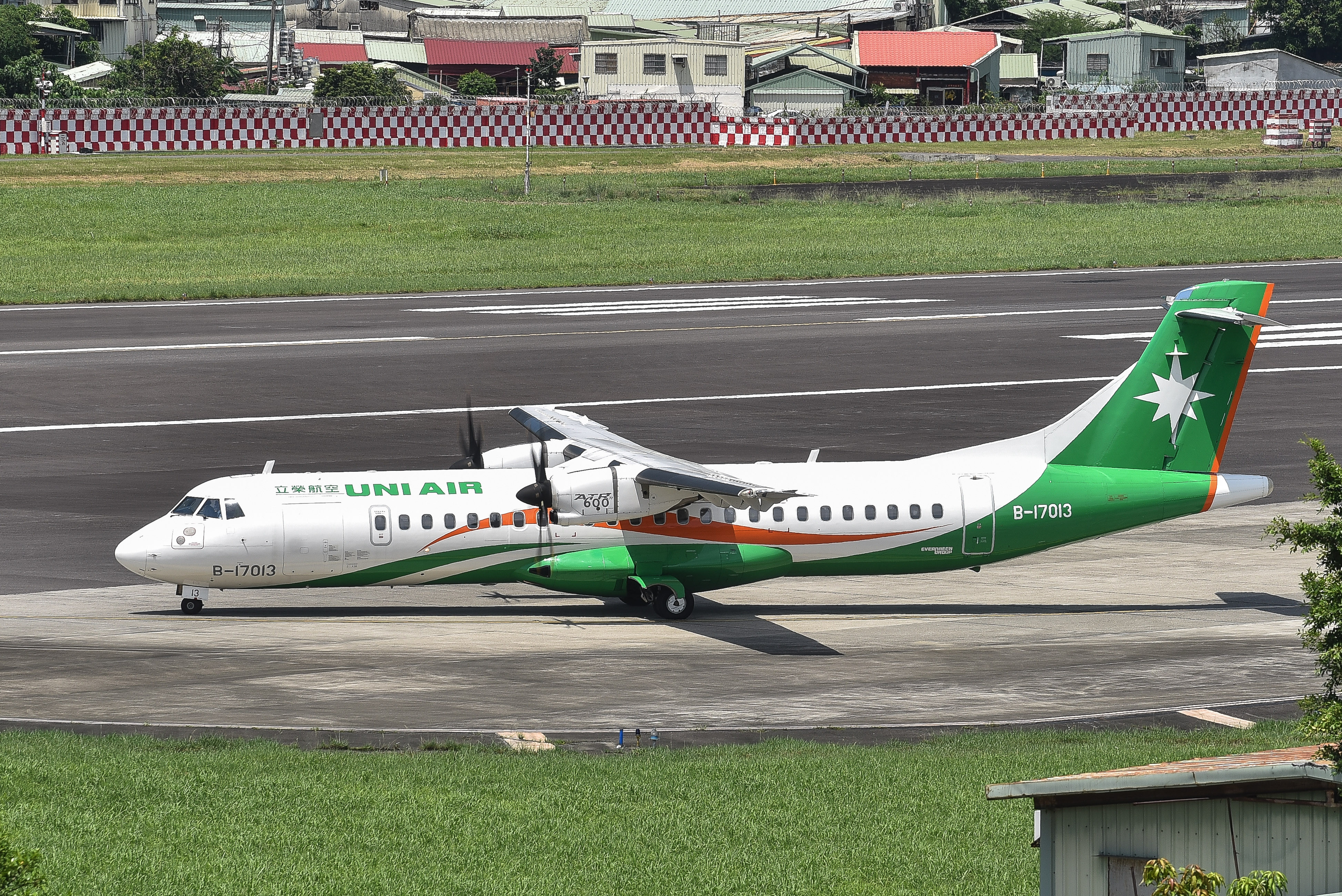 ▲▼立榮航空,客機,航班,ATR72-600,出國,旅遊,松山機場,航空業,觀光,國內線,離島航線,ATR-72螺旋槳客機,B-17013。（圖／記者李毓康攝）