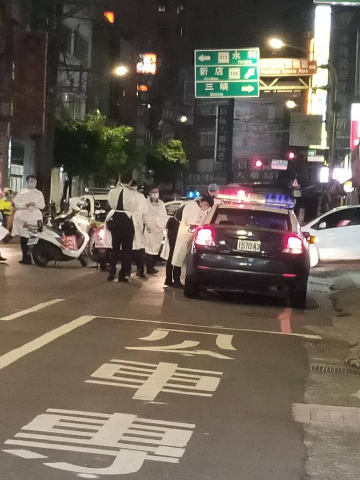 ▲▼快訊／中和妹確診！同居男友「隔離偷跑」　大街驚見大批防疫警。（圖／爆料公社）