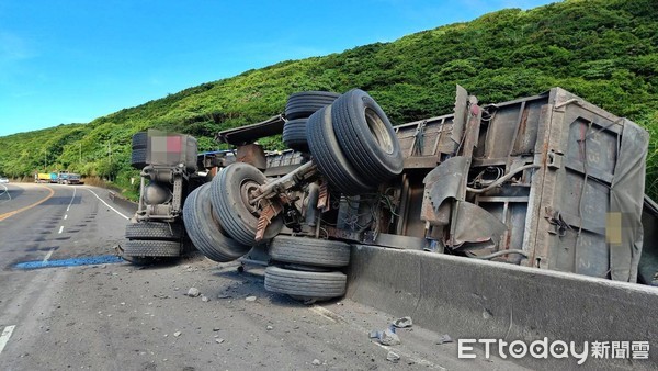 ▲瑞芳台二線聯結車擦撞護欄 「貨櫃90度翻覆」駕駛自行脫困。（圖／記者郭世賢翻攝）