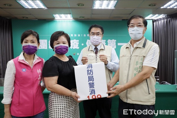 ▲台南市長黃偉哲接受奮億金屬實業公司，捐贈立體透氣口罩架一批，並回贈感謝獎牌1只。（圖／記者林悅翻攝，下同）
