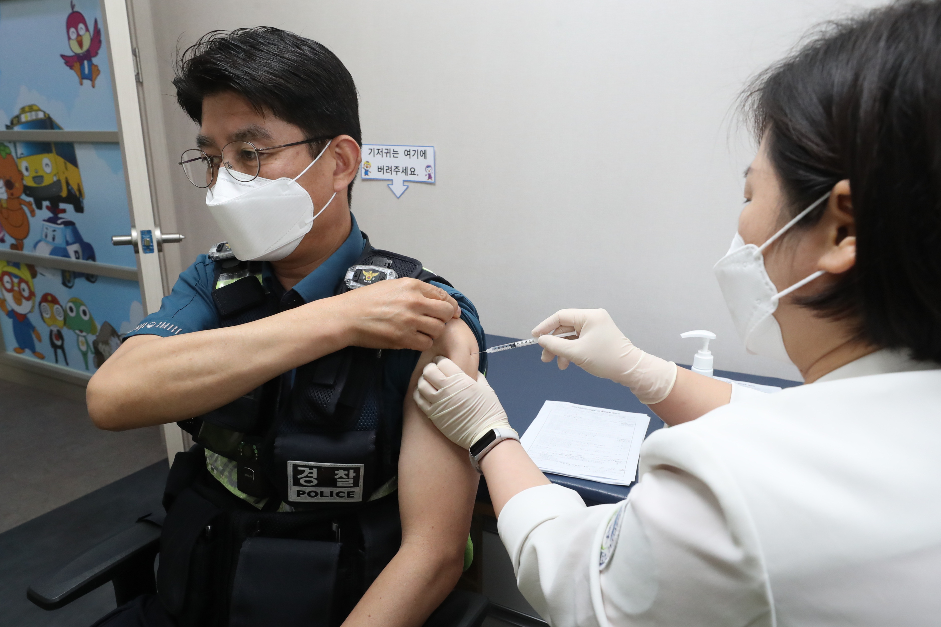 ▲▼南韓警消人員施打AZ疫苗。（圖／達志影像）