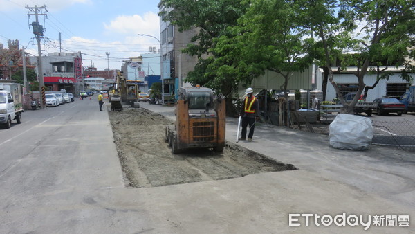 ▲台南市長黃偉哲指示工務局一次性針對區內光華路、民生路、和平路、光明路等4條道路，進行路平改善工程，目前已進入施工期，預計7月中旬全部完工。（圖／記者林悅翻攝，下同）