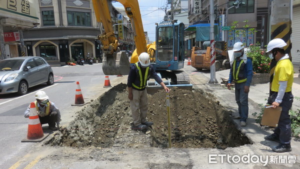 ▲台南市長黃偉哲指示工務局一次性針對區內光華路、民生路、和平路、光明路等4條道路，進行路平改善工程，目前已進入施工期，預計7月中旬全部完工。（圖／記者林悅翻攝，下同）