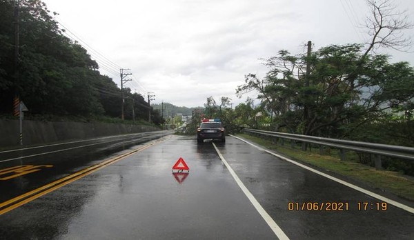 ▲▼高雄六龜警路樹倒塌緊急派員排除。（圖／記者黃子倩翻攝）