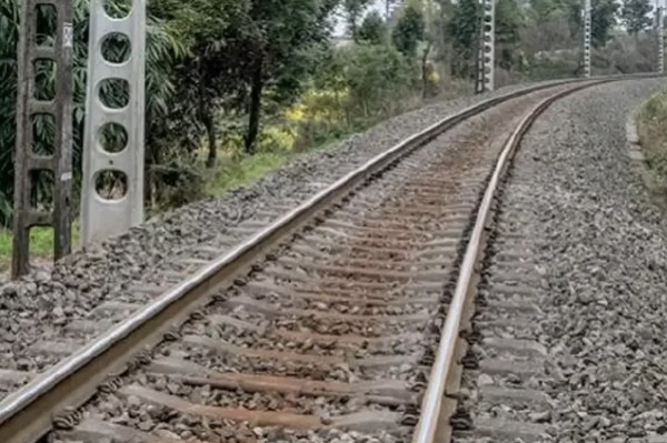 ▲蘭新鐵路列車衝撞施工人員釀9死。（示意圖／翻攝澎湃新聞）